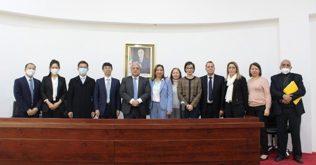 تعزيز الشراكة في المجال الصيدلاني محور لقاء وزير الصناعة الصيدلانية بوفد من مخابر سينوفاك.